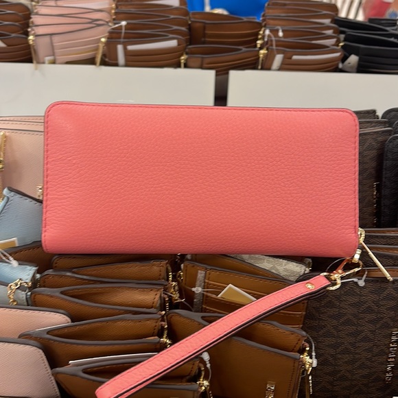 MICHAEL KORS LARGE TRAVEL CONTINENTAL WRISTLET WALLET
COLOR: TEA ROSE NWT - Picture 13 of 16